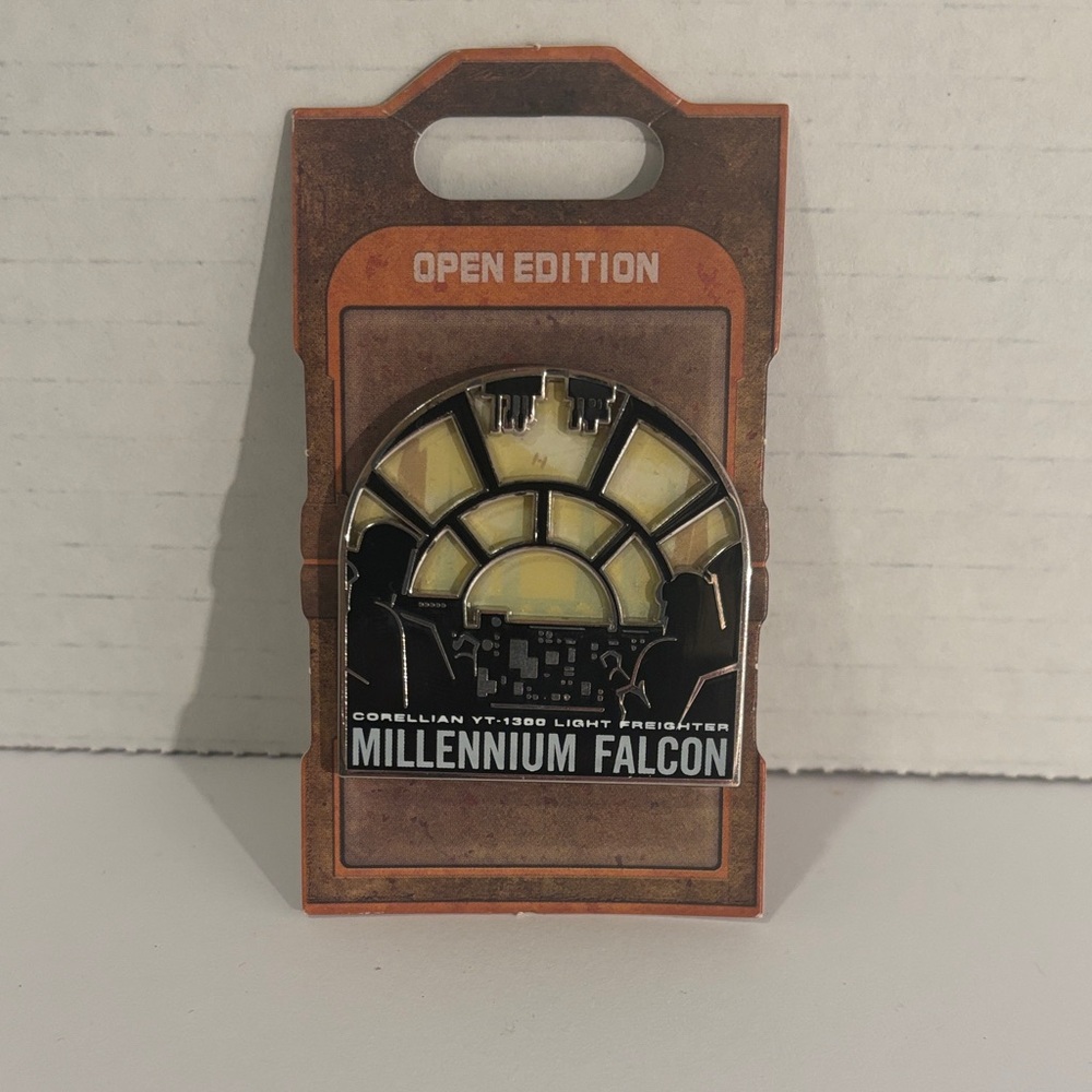 Disney Galaxies Edge Batuu Millenium Falcon Smugglers Run Trading Pin 2019